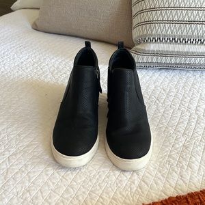 Black wedge tennis shoes